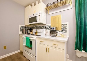 Emerald Oasis: Tremont 4BR Duplex by Christmas Story House | Patio, Laundry, Parking 7 Min Downtown