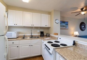 Entire 2 Bedroom Condo, King Bed, FREE Parking, Sleeps 6, Walk to Waikiki Beach