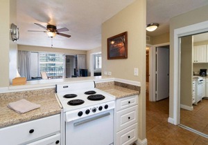 Entire 2 Bedroom Condo, King Bed, FREE Parking, Sleeps 6, Walk to Waikiki Beach