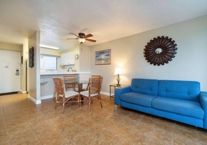 Entire 2 Bedroom Condo, King Bed, FREE Parking, Sleeps 6, Walk to Waikiki Beach