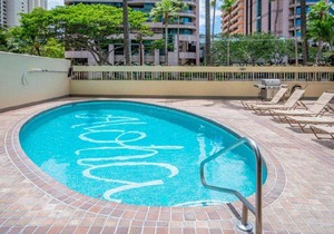 Entire 2 Bedroom Condo, King Bed, FREE Parking, Sleeps 6, Walk to Waikiki Beach