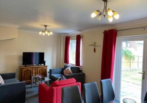 Exclusive Homely Cambridge 4 bed house with free parking, big garden and sleeps 10