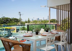 Executive 3BR Bulimba Apartment with Balcony in Central Location