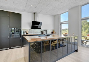 Experience a beautifully sized and well furnished cottage with panoramic views over the lake.