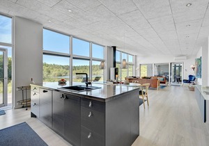 Experience a beautifully sized and well furnished cottage with panoramic views over the lake.