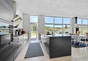 Experience a beautifully sized and well furnished cottage with panoramic views over the lake.