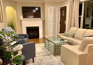 *EXTRA CLEAN*Renovated 2019 + Brand New Furniture! Open Plan & Short Walk to ND!