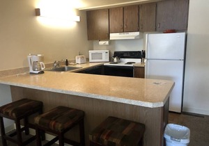 F4 Poolside Condo with Mountain Views