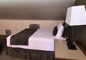 F4 Poolside Condo with Mountain Views