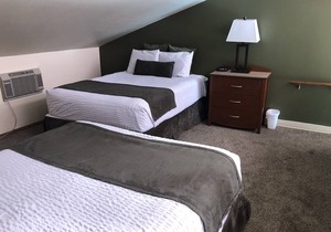 F4 Poolside Condo with Mountain Views