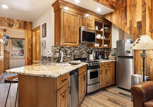Fall River Suite Fireplace Close to RMNP