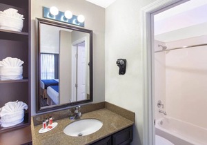 Family Adventure! Four Comfy Units! Pool, Breakfast, Shuttle