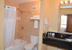 Family Adventure! Four Comfy Units! Pool, Breakfast, Shuttle
