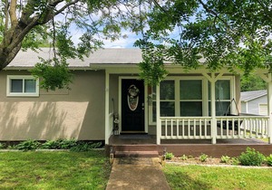 Family friendly 2 BR 2BA cottage near Current river in town of Van Buren MO Wifi