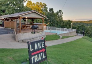 Family-Friendly Condo: 1 Mi to Silver Dollar City!