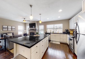 Family-friendly condo w/mountain & valley views, WiFi, shared pool, hot tub