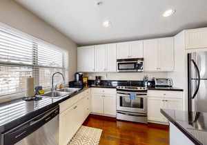 Family-friendly condo w/mountain & valley views, WiFi, shared pool, hot tub