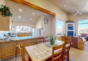 Family-friendly home with mountain view, great locale, seasonal pool & hot tub