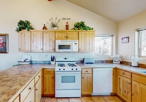 Family-friendly home with mountain view, great locale, seasonal pool & hot tub