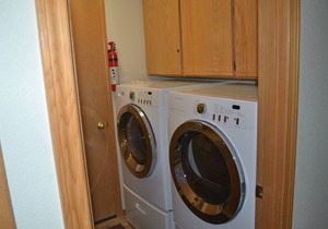 FAMILY FRIENDLY Updated 3 Bdrm, Sleeps 8, 6 beds, A/C, Hottub, SHARC PASSES !!!