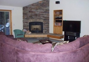 FAMILY FRIENDLY Updated 3 Bdrm, Sleeps 8, 6 beds, A/C, Hottub, SHARC PASSES !!!