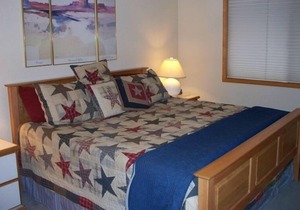 FAMILY FRIENDLY Updated 3 Bdrm, Sleeps 8, 6 beds, A/C, Hottub, SHARC PASSES !!!