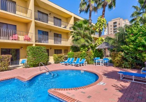 Family-Friendly Seaside Condo with a Shared Pool, Hot Tub, and Great Location