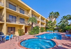 Family-Friendly Seaside Condo with a Shared Pool, Hot Tub, and Great Location