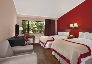 Family Getaway! Four Lovely Units, Pool, Restaurant, Close To Attractions