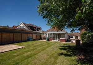 Family & Pet-Friendly Beach Bungalow Playroom, Garden & Parking