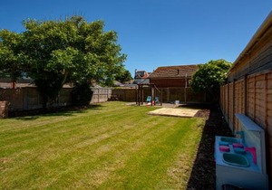 Family & Pet-Friendly Beach Bungalow Playroom, Garden & Parking