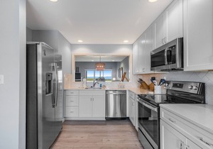 Fantastic Bethany Bay gem with shared pool, screened porch, bay views & WiFi