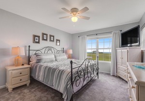 Fantastic Bethany Bay gem with shared pool, screened porch, bay views & WiFi