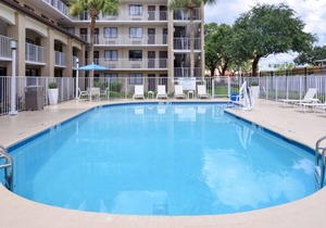 Fantastic Getaway! Three Comfy Units Pool, Breakfast, Shuttle to Parks, Parking