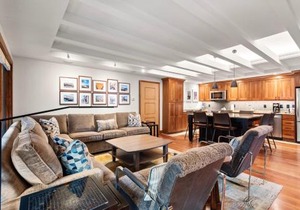 Fasching Haus Unit 10, Condo w/Private Deck, Great Views, 2 Blocks to Downtown Aspen