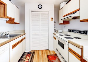 First-Floor Condo w/Private Patio, W/D, A/C, Shared Pools & Tennis & Racquetball