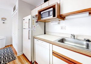 First-Floor Condo w/Private Patio, W/D, A/C, Shared Pools & Tennis & Racquetball