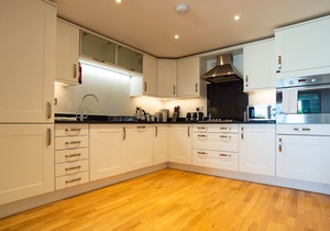 Fistral Beach Apartment 3 - a fistral beach that sleeps 4 guests in 2 bedrooms