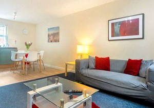 Flat 2, Cheltenham, St George's - Family Friendly 4 bedroom apartment