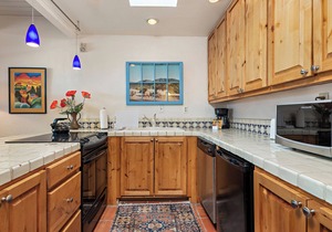 Fort Marcy 10 | Walk to Plaza | Kiva Fireplace | Full Kitchen | Hot Tub | Pool | Single Level