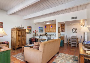 Fort Marcy 10 | Walk to Plaza | Kiva Fireplace | Full Kitchen | Hot Tub | Pool | Single Level