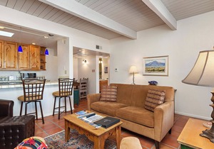 Fort Marcy 10 | Walk to Plaza | Kiva Fireplace | Full Kitchen | Hot Tub | Pool | Single Level
