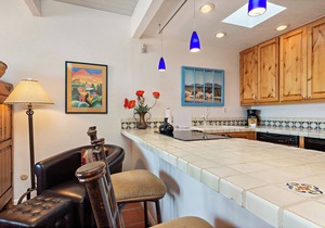 Fort Marcy 10 | Walk to Plaza | Kiva Fireplace | Full Kitchen | Hot Tub | Pool | Single Level