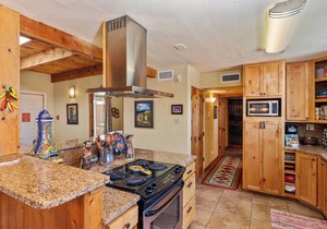 Fort Marcy 57 | Walk to Plaza | Kiva Fireplace | Full Kitchen | Hot Tub | Pool | Single Level