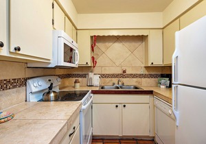 Fort Marcy 81 | Walk to Plaza | Wood Fireplace | Full Kitchen | Hot Tub | Pool | Single Level