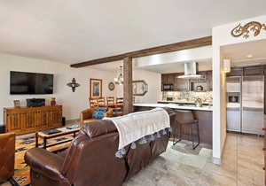 Fort Marcy 88 | Walk to Plaza | Kiva Fireplace | Full Kitchen | Hot Tub | Pool | 2 Levels