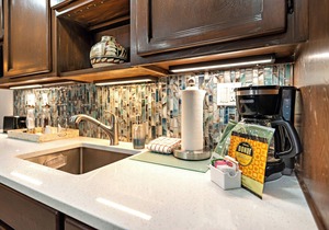 Fort Marcy 88 | Walk to Plaza | Kiva Fireplace | Full Kitchen | Hot Tub | Pool | 2 Levels