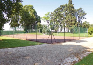 Four-Bedroom Apartment in Ocquerre