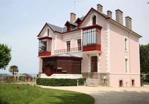 Cozy Seaside House: 2 Bedrooms, Terrace, WiFi, BBQ, Pet-Friendly, Near Granville