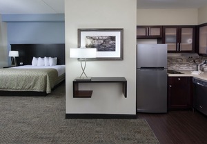 Free Breakfast Buffet + 20 Minutes from Niagara Falls! Pool & Hot Tub.